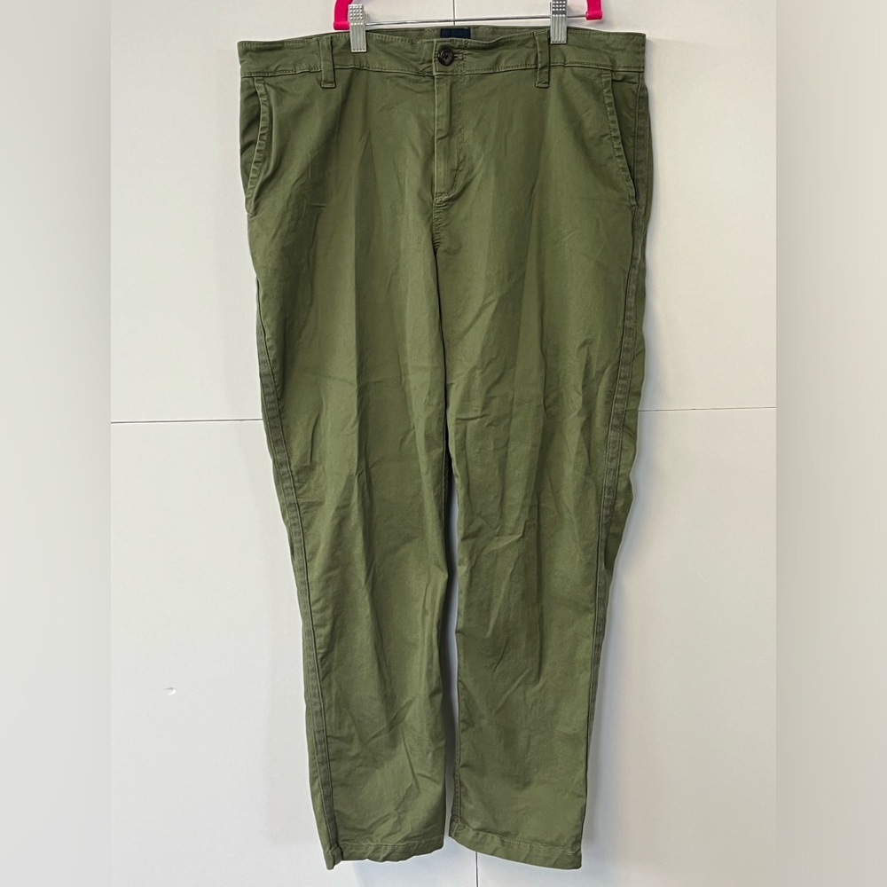 Women’s GAP green cargo relaxed girlfriend pants. Size 12